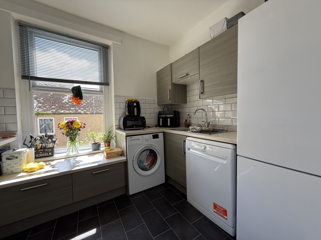 Lot: 73 - FREEHOLD RESIDENTIAL INVESTMENT ARRANGED AS TWO FLATS - Top flat kitchen